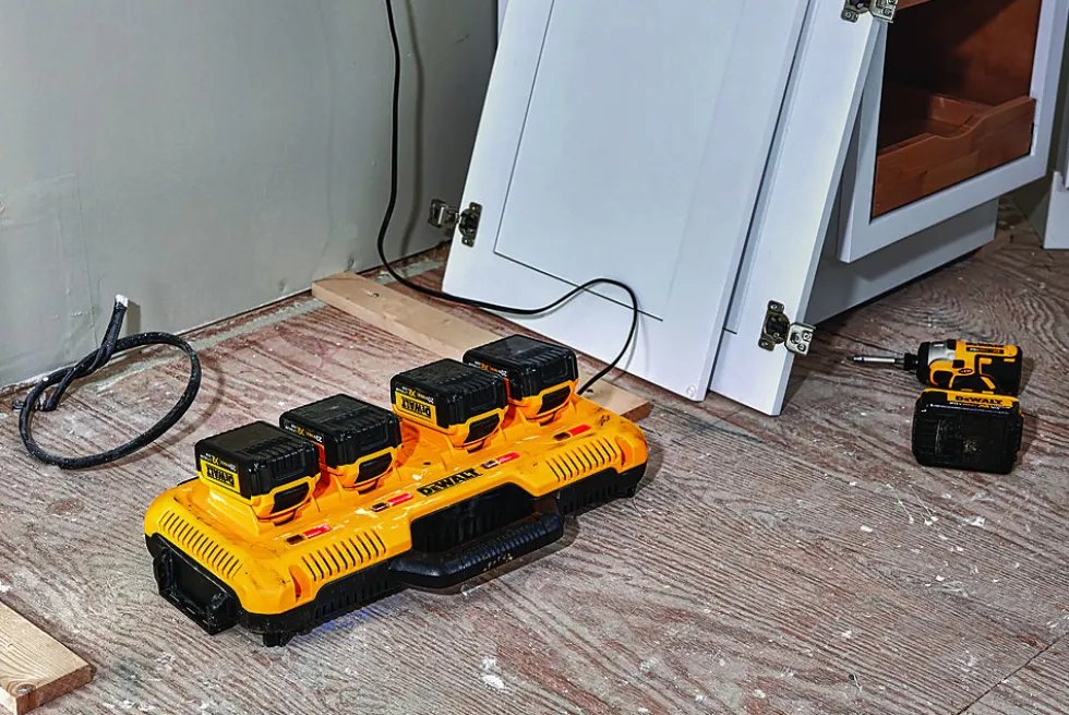 Hurtiglader 4-ports dcb104-qw 10,8 v 18 v 54 v