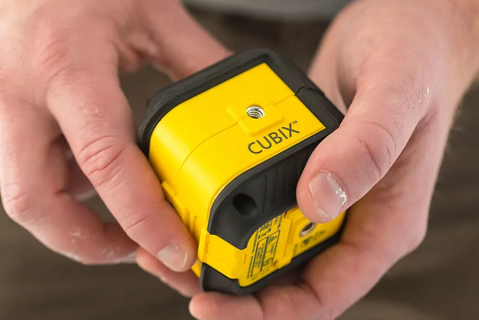 Krysslinjelaser Cubix STHT77649-1 m/ stativ og veske