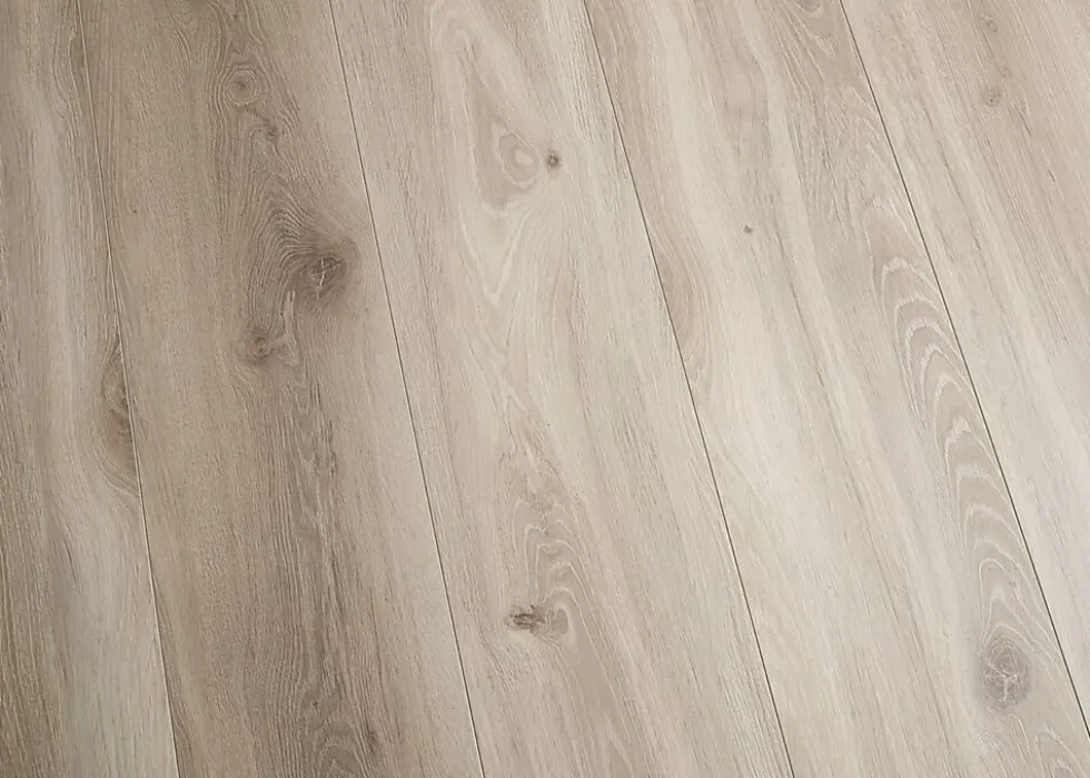 Opus laminatgulv 1-stav XL hvit bred og lang bord