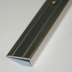 Trappenese nr. 8 1,5 meter sølv blank borret m/skruer